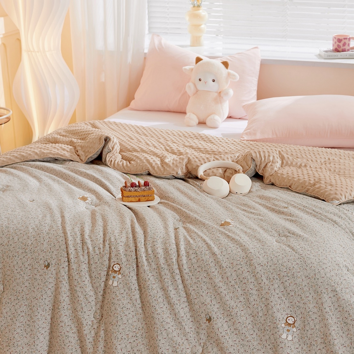 91家纺网 家纺一手货源 找家纺 玖琳家纺 2025新款特价双层纱豆豆被全尺寸 原宿小熊