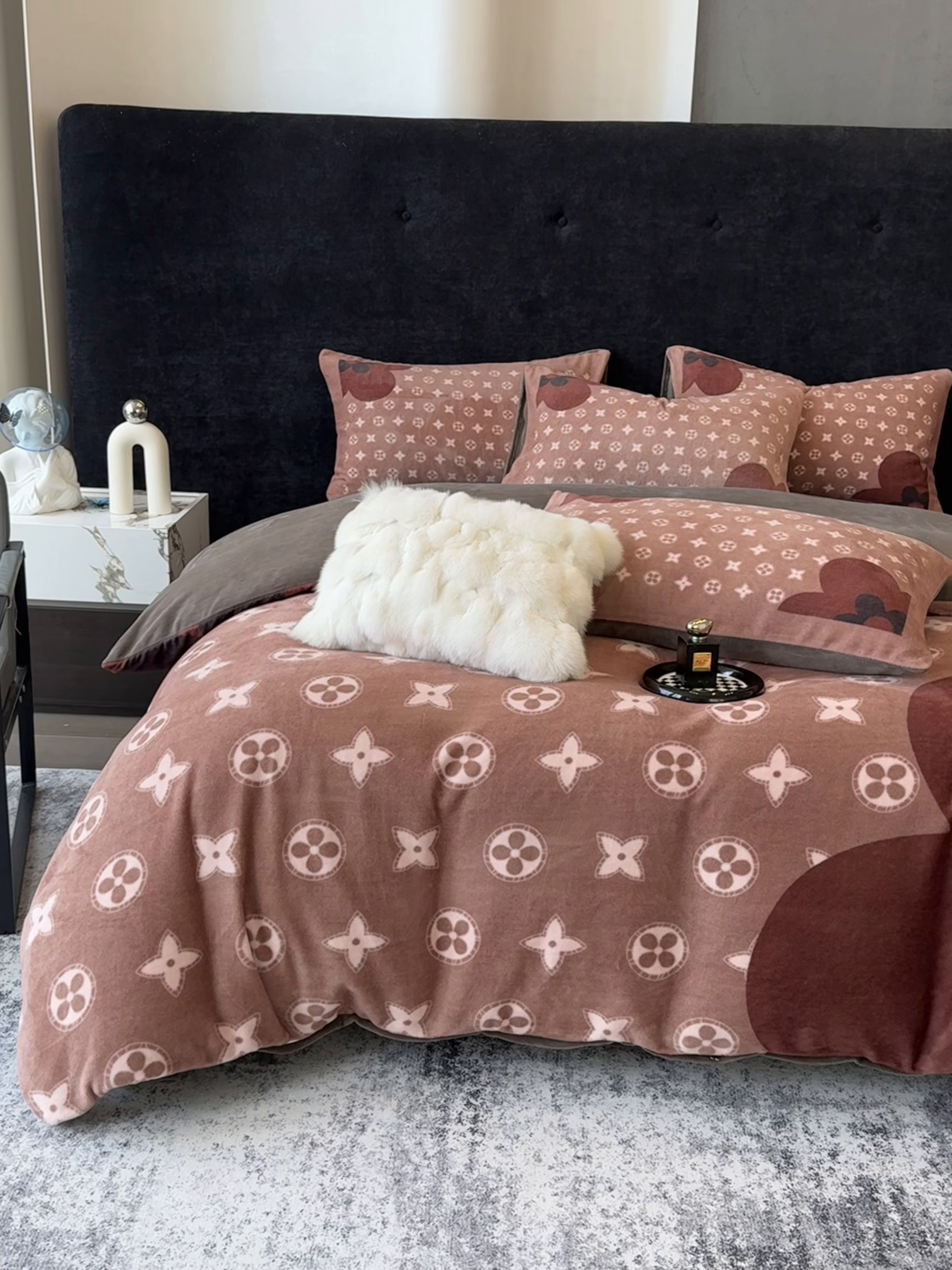 91家纺网 家纺一手货源 找家纺 （总）奥汀洛家纺 2025新款数码印花獭兔绒牛奶绒加厚四件套