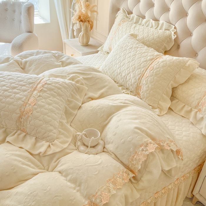 91家纺网 家纺一手货源 找家纺 （总）瑞宝 2025新款雕花牛奶绒花边夹棉床盖四件套-云梦