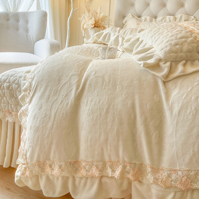 91家纺网 家纺一手货源 找家纺 （总）瑞宝 2025新款雕花牛奶绒花边夹棉床盖四件套-云梦