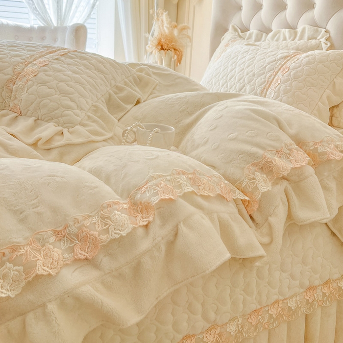 91家纺网 家纺一手货源 找家纺 （总）瑞宝 2025新款雕花牛奶绒花边夹棉床盖四件套-云梦