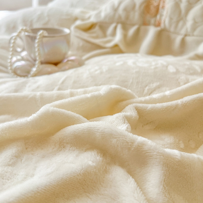 91家纺网 家纺一手货源 找家纺 （总）瑞宝 2025新款雕花牛奶绒花边夹棉床盖四件套-云梦