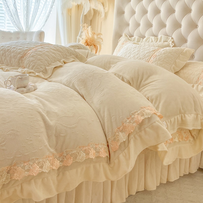 91家纺网 家纺一手货源 找家纺 （总）瑞宝 2025新款雕花牛奶绒花边夹棉床盖四件套-云梦