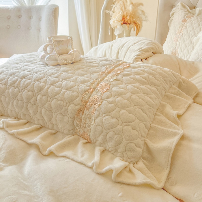 91家纺网 家纺一手货源 找家纺 （总）瑞宝 2025新款雕花牛奶绒花边夹棉床盖四件套-云梦
