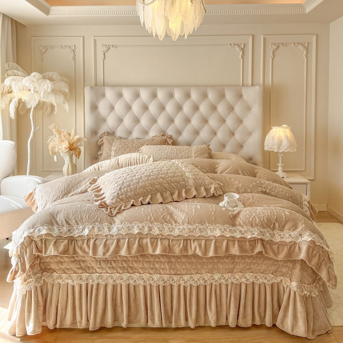 91家纺网 家纺一手货源 找家纺 （总）瑞宝 2025新款雕花牛奶绒花边夹棉床盖四件套-云梦