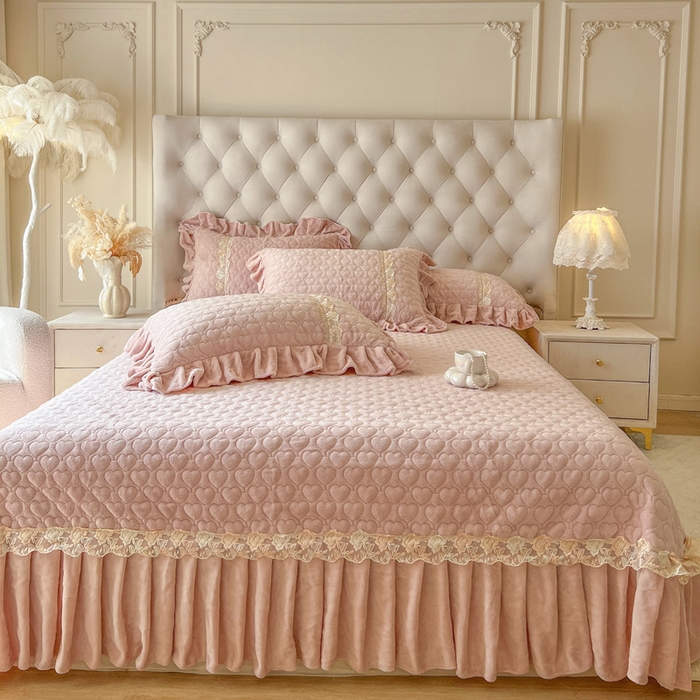 91家纺网 家纺一手货源 找家纺 瑞宝 2025新款雕花牛奶绒花边夹棉床盖四件套-云梦 云梦-柔粉