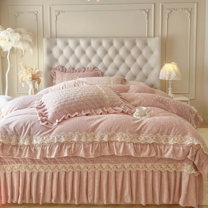 91家纺网 家纺一手货源 找家纺 瑞宝 2025新款雕花牛奶绒花边夹棉床盖四件套-云梦 云梦-柔粉