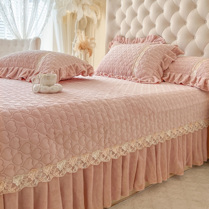 91家纺网 家纺一手货源 找家纺 瑞宝 2025新款雕花牛奶绒花边夹棉床盖四件套-云梦 云梦-柔粉