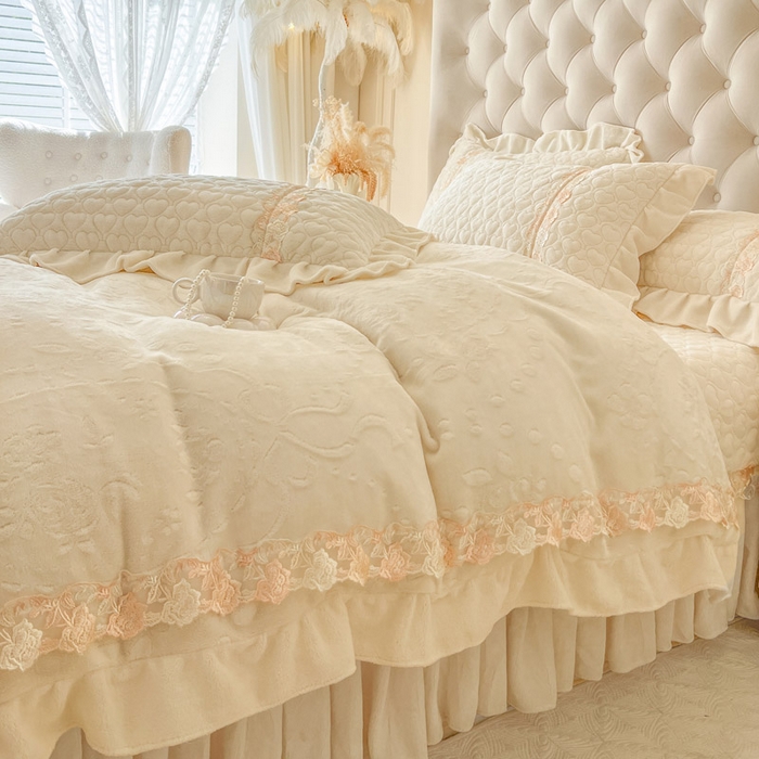 91家纺网 家纺一手货源 找家纺 瑞宝 2025新款雕花牛奶绒花边夹棉床盖四件套-云梦 云梦-米白
