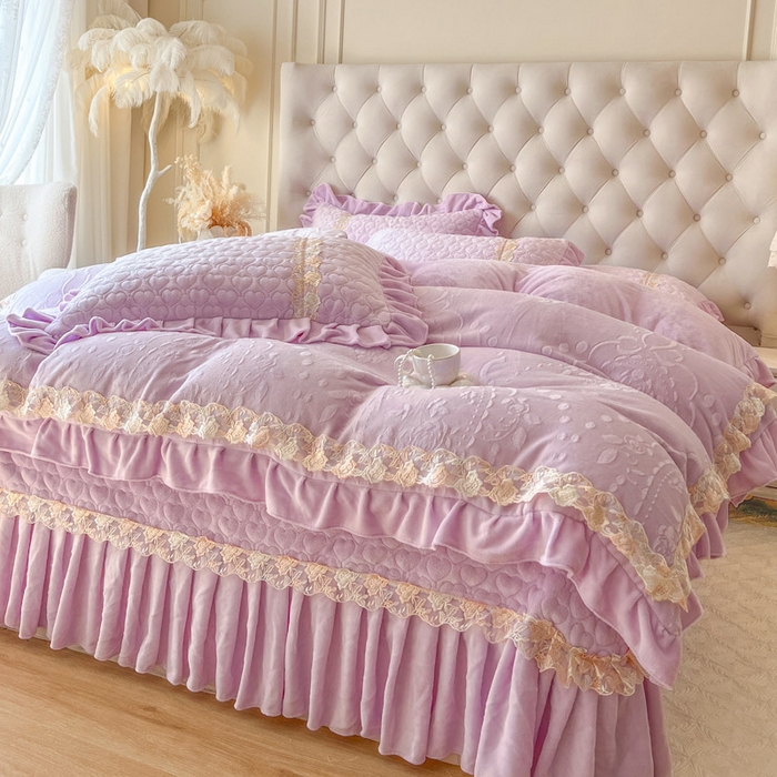 91家纺网 家纺一手货源 找家纺 瑞宝 2025新款雕花牛奶绒花边夹棉床盖四件套-云梦 云梦-雾紫