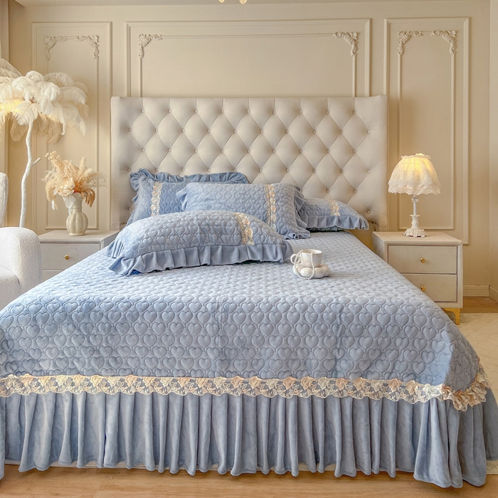 91家纺网 家纺一手货源 找家纺 瑞宝 2025新款雕花牛奶绒花边夹棉床盖四件套-云梦 云梦-靛蓝