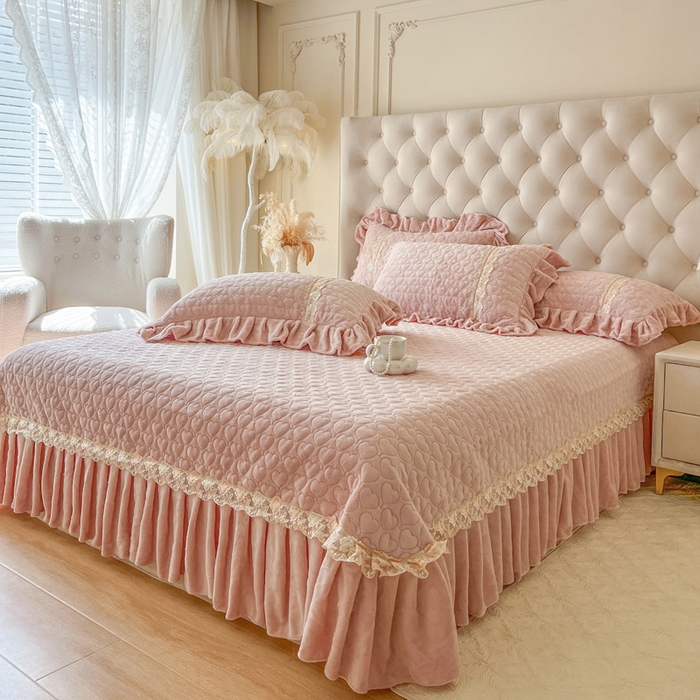 91家纺网 家纺一手货源 找家纺 瑞宝 2025新款雕花牛奶绒花边夹棉床盖四件套-云梦 云梦-柔粉