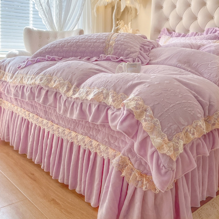 91家纺网 家纺一手货源 找家纺 瑞宝 2025新款雕花牛奶绒花边夹棉床盖四件套-云梦 云梦-雾紫