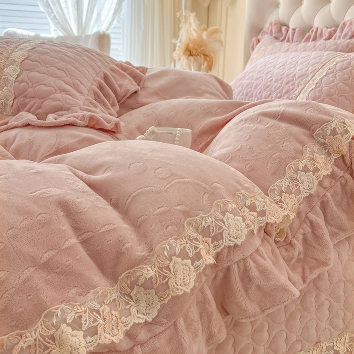 91家纺网 家纺一手货源 找家纺 瑞宝 2025新款雕花牛奶绒花边夹棉床盖四件套-云梦 云梦-柔粉