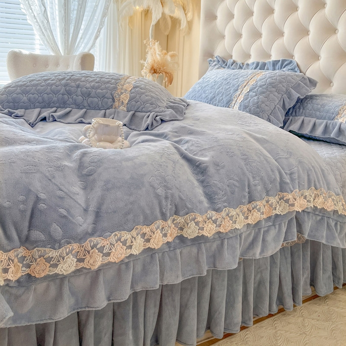 91家纺网 家纺一手货源 找家纺 瑞宝 2025新款雕花牛奶绒花边夹棉床盖四件套-云梦 云梦-靛蓝