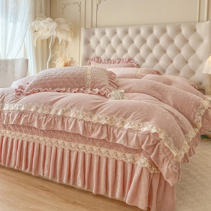 91家纺网 家纺一手货源 找家纺 瑞宝 2025新款雕花牛奶绒花边夹棉床盖四件套-云梦 云梦-柔粉