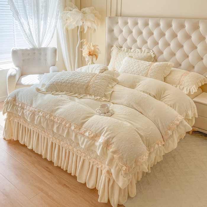 91家纺网 家纺一手货源 找家纺 瑞宝 2025新款雕花牛奶绒花边夹棉床盖四件套-云梦 云梦-米白