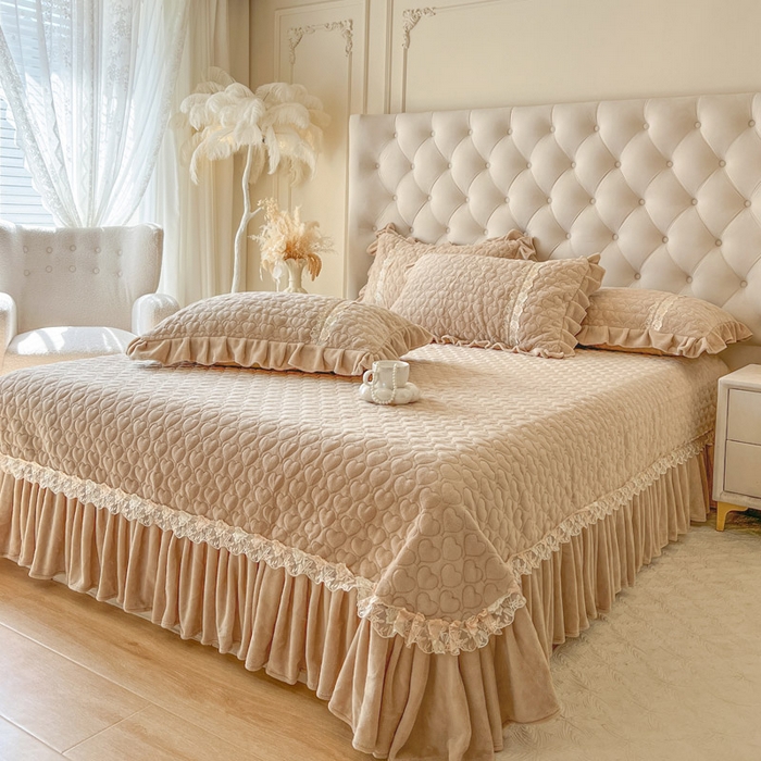 91家纺网 家纺一手货源 找家纺 瑞宝 2025新款雕花牛奶绒花边夹棉床盖四件套-云梦 云梦-浅咖