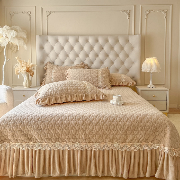 91家纺网 家纺一手货源 找家纺 瑞宝 2025新款雕花牛奶绒花边夹棉床盖四件套-云梦 云梦-浅咖