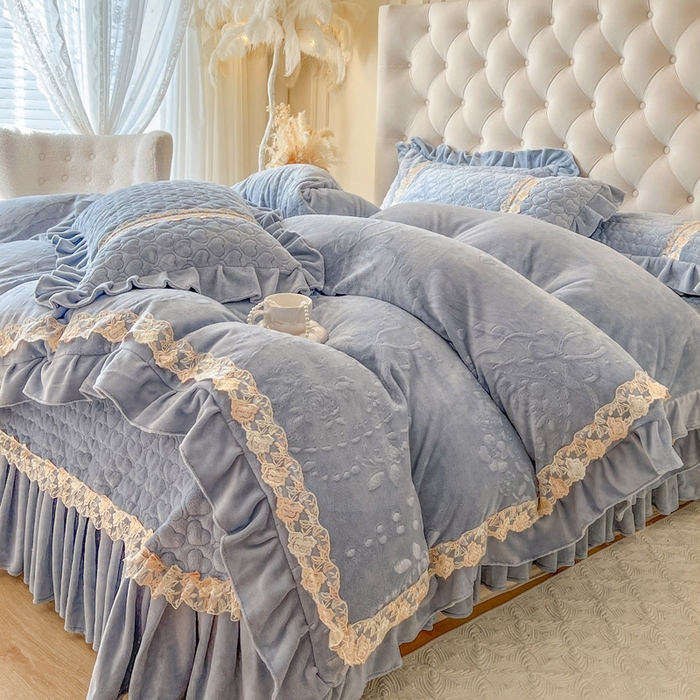 91家纺网 家纺一手货源 找家纺 瑞宝 2025新款雕花牛奶绒花边夹棉床盖四件套-云梦 云梦-靛蓝