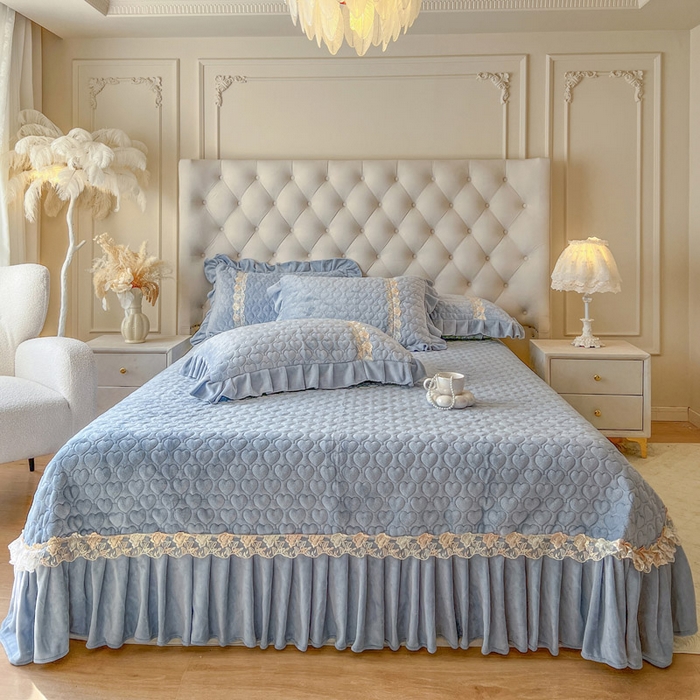 91家纺网 家纺一手货源 找家纺 瑞宝 2025新款雕花牛奶绒花边夹棉床盖四件套-云梦 云梦-靛蓝