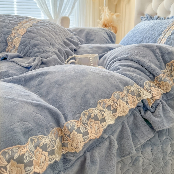 91家纺网 家纺一手货源 找家纺 瑞宝 2025新款雕花牛奶绒花边夹棉床盖四件套-云梦 云梦-靛蓝
