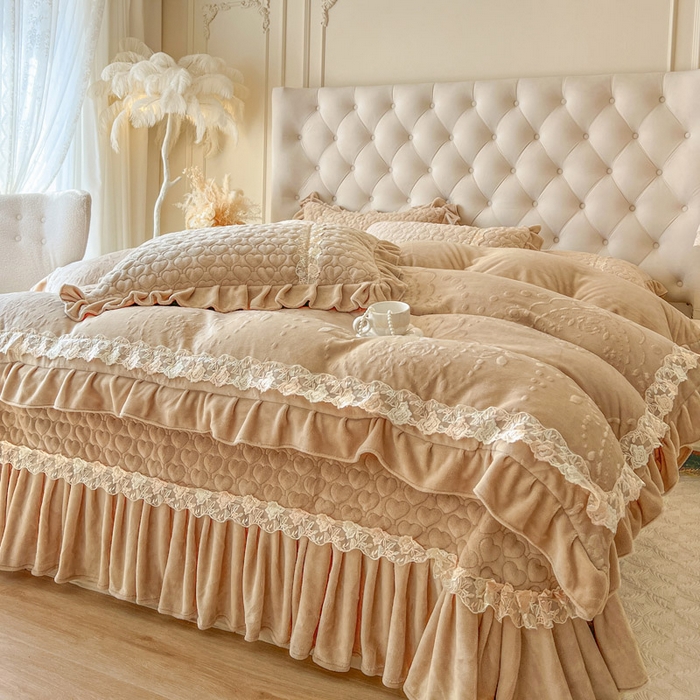 91家纺网 家纺一手货源 找家纺 瑞宝 2025新款雕花牛奶绒花边夹棉床盖四件套-云梦 云梦-浅咖