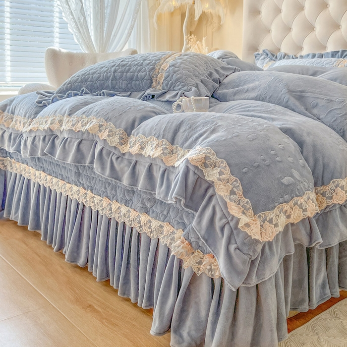 91家纺网 家纺一手货源 找家纺 瑞宝 2025新款雕花牛奶绒花边夹棉床盖四件套-云梦 云梦-靛蓝