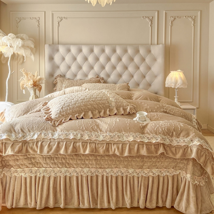 91家纺网 家纺一手货源 找家纺 瑞宝 2025新款雕花牛奶绒花边夹棉床盖四件套-云梦 云梦-浅咖