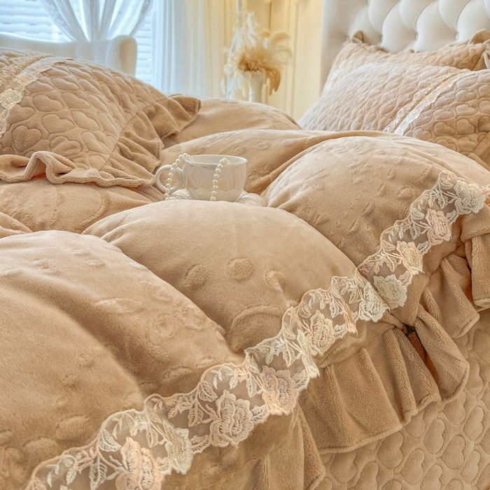 91家纺网 家纺一手货源 找家纺 瑞宝 2025新款雕花牛奶绒花边夹棉床盖四件套-云梦 云梦-浅咖