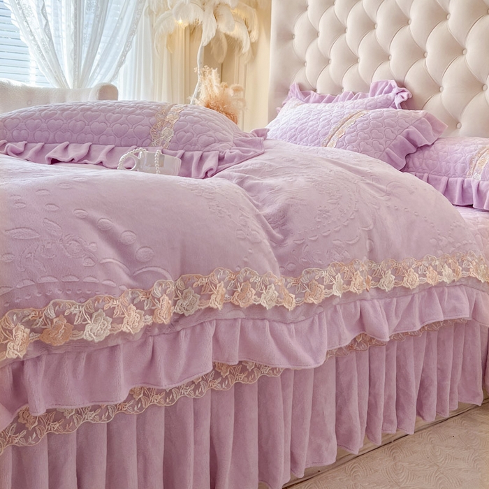 91家纺网 家纺一手货源 找家纺 瑞宝 2025新款雕花牛奶绒花边夹棉床盖四件套-云梦 云梦-雾紫
