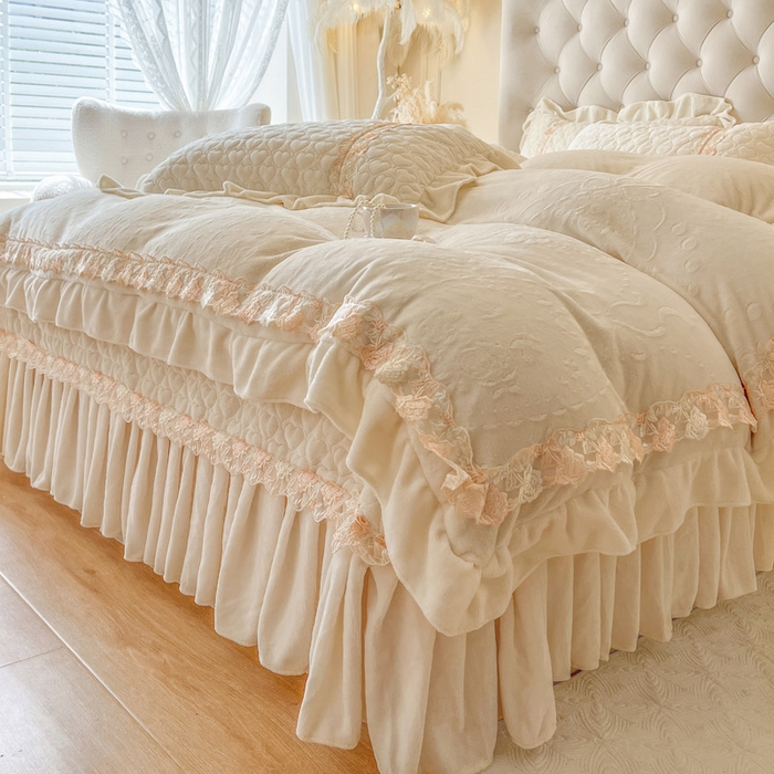 91家纺网 家纺一手货源 找家纺 瑞宝 2025新款雕花牛奶绒花边夹棉床盖四件套-云梦 云梦-米白