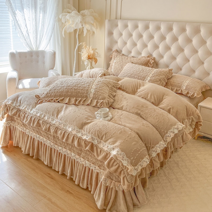 91家纺网 家纺一手货源 找家纺 瑞宝 2025新款雕花牛奶绒花边夹棉床盖四件套-云梦 云梦-浅咖