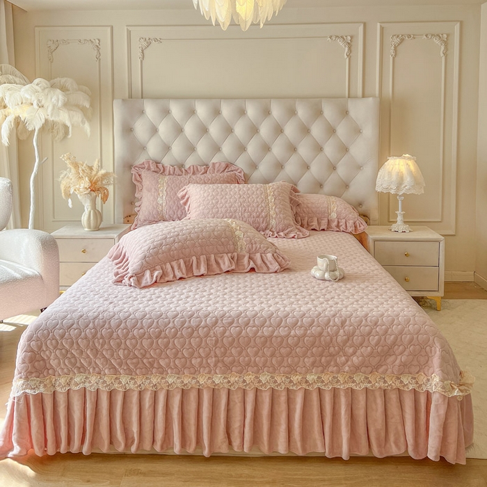 91家纺网 家纺一手货源 找家纺 瑞宝 2025新款雕花牛奶绒花边夹棉床盖四件套-云梦 云梦-柔粉