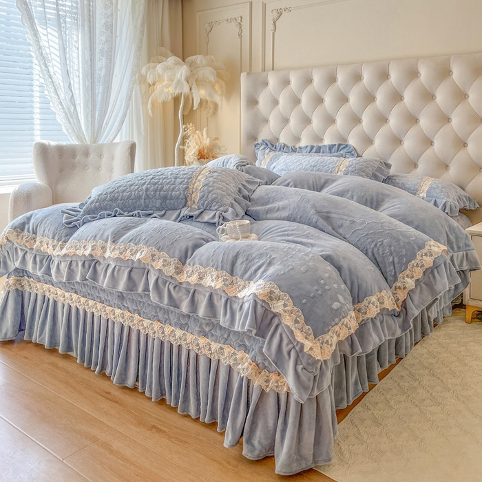 91家纺网 家纺一手货源 找家纺 瑞宝 2025新款雕花牛奶绒花边夹棉床盖四件套-云梦 云梦-靛蓝