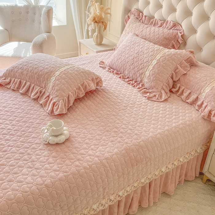 91家纺网 家纺一手货源 找家纺 瑞宝 2025新款雕花牛奶绒花边夹棉床盖四件套-云梦 云梦-柔粉