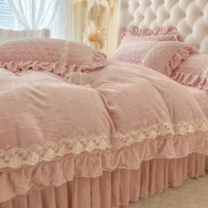 91家纺网 家纺一手货源 找家纺 瑞宝 2025新款雕花牛奶绒花边夹棉床盖四件套-云梦 云梦-柔粉