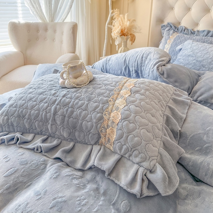 91家纺网 家纺一手货源 找家纺 瑞宝 2025新款雕花牛奶绒花边夹棉床盖四件套-云梦 云梦-靛蓝