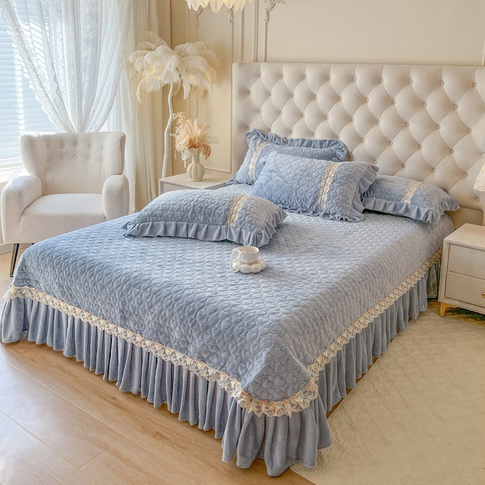 91家纺网 家纺一手货源 找家纺 瑞宝 2025新款雕花牛奶绒花边夹棉床盖四件套-云梦 云梦-靛蓝