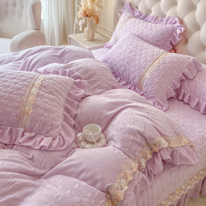 91家纺网 家纺一手货源 找家纺 瑞宝 2025新款雕花牛奶绒花边夹棉床盖四件套-云梦 云梦-雾紫