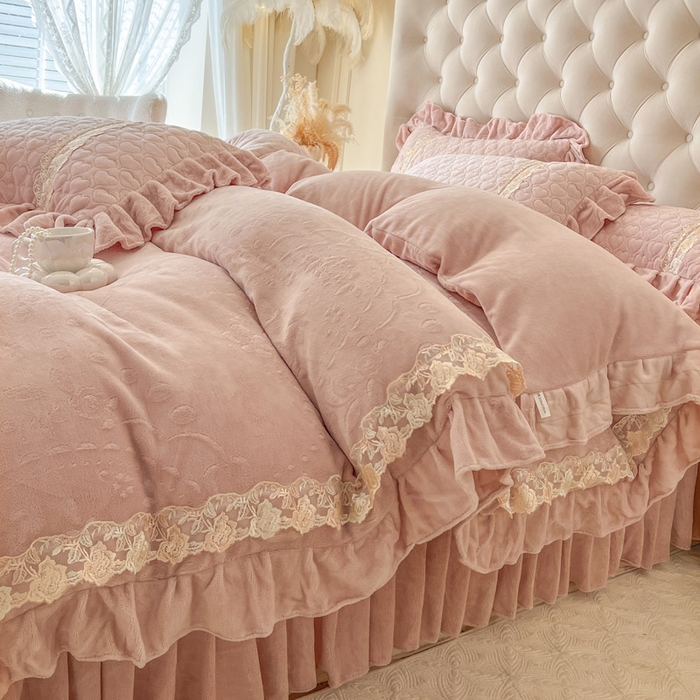 91家纺网 家纺一手货源 找家纺 瑞宝 2025新款雕花牛奶绒花边夹棉床盖四件套-云梦 云梦-柔粉
