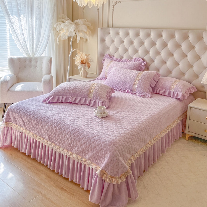 91家纺网 家纺一手货源 找家纺 瑞宝 2025新款雕花牛奶绒花边夹棉床盖四件套-云梦 云梦-雾紫