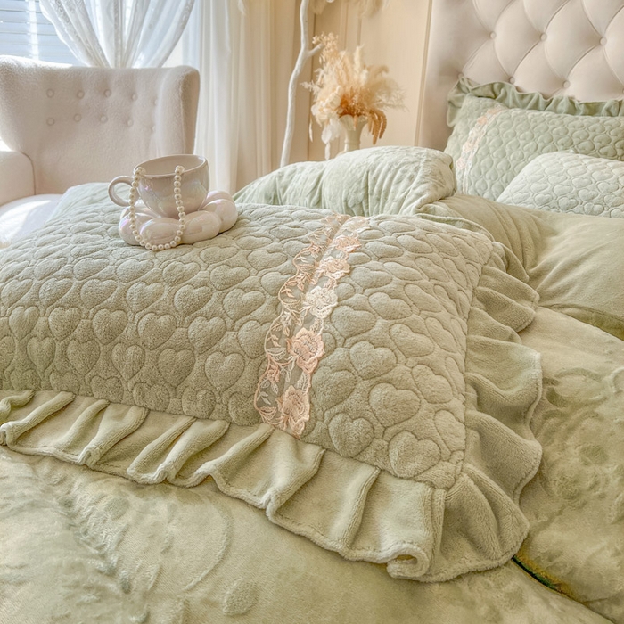 91家纺网 家纺一手货源 找家纺 瑞宝 2025新款雕花牛奶绒花边夹棉床盖四件套-云梦 云梦-清新绿