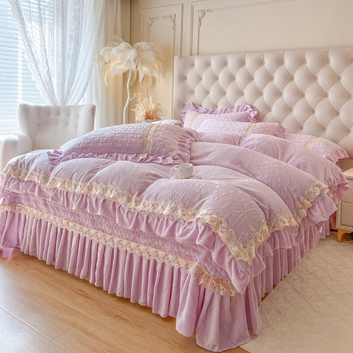 91家纺网 家纺一手货源 找家纺 瑞宝 2025新款雕花牛奶绒花边夹棉床盖四件套-云梦 云梦-雾紫