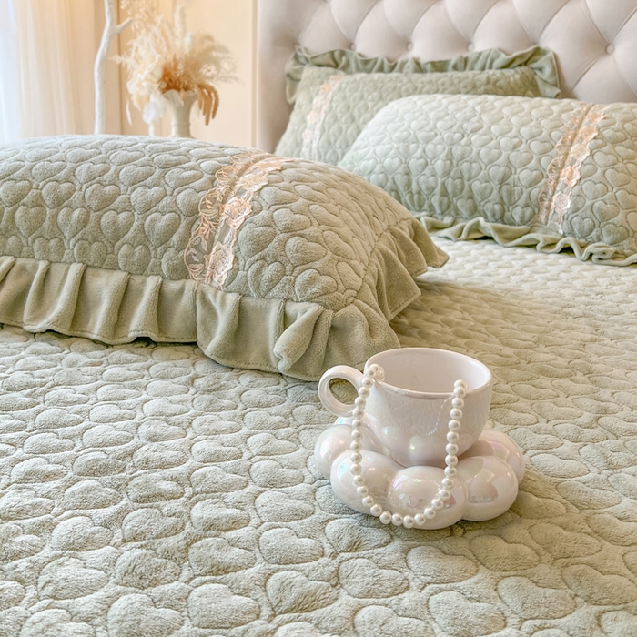 91家纺网 家纺一手货源 找家纺 瑞宝 2025新款雕花牛奶绒花边夹棉床盖四件套-云梦 云梦-清新绿