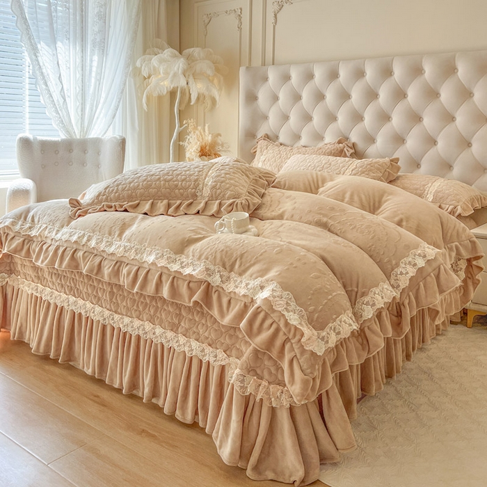 91家纺网 家纺一手货源 找家纺 瑞宝 2025新款雕花牛奶绒花边夹棉床盖四件套-云梦 云梦-浅咖