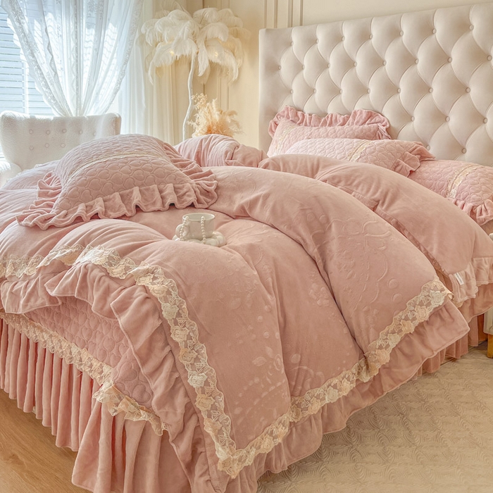 91家纺网 家纺一手货源 找家纺 瑞宝 2025新款雕花牛奶绒花边夹棉床盖四件套-云梦 云梦-柔粉