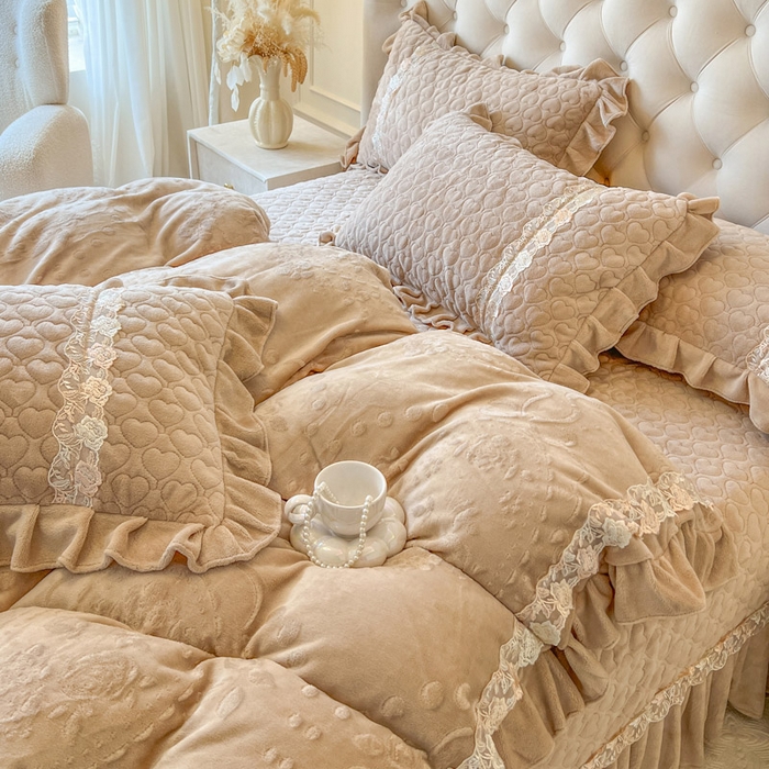 91家纺网 家纺一手货源 找家纺 瑞宝 2025新款雕花牛奶绒花边夹棉床盖四件套-云梦 云梦-浅咖