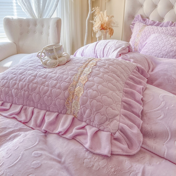 91家纺网 家纺一手货源 找家纺 瑞宝 2025新款雕花牛奶绒花边夹棉床盖四件套-云梦 云梦-雾紫