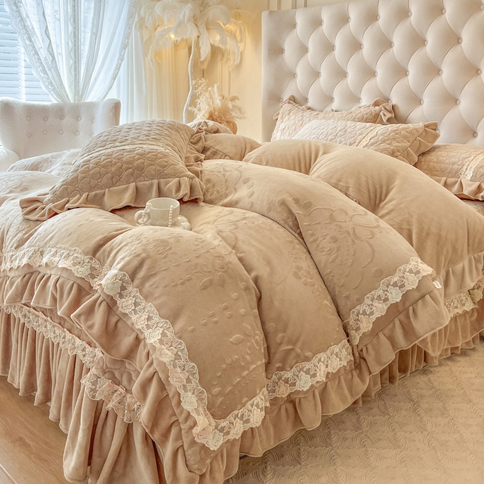 91家纺网 家纺一手货源 找家纺 瑞宝 2025新款雕花牛奶绒花边夹棉床盖四件套-云梦 云梦-浅咖